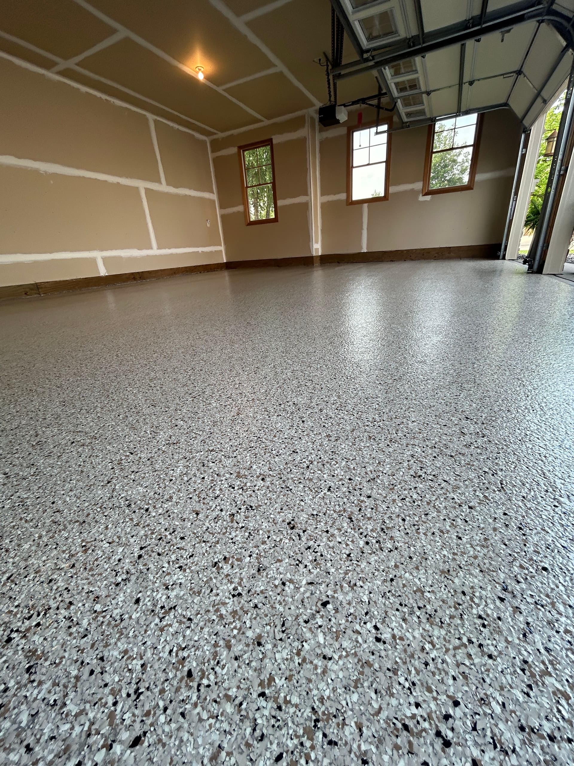 Gallery photos for Desert Flake Epoxy Finish on a Spacious Garage Floor: Image #1